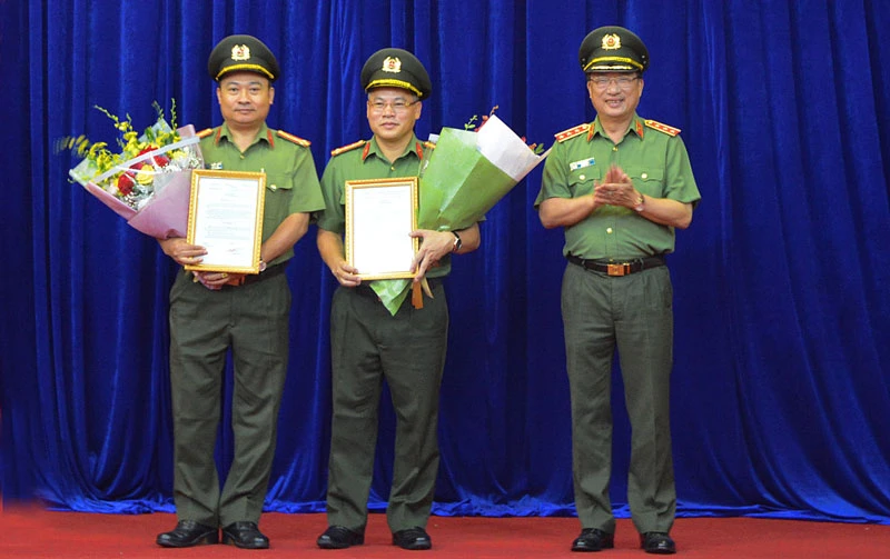 Thứ trưởng Bộ Công an Nguyễn Văn Thành trao các Quyết định của Bộ trưởng Bộ Công an cho Đại tá Nguyễn Văn Long và Đại tá Nguyễn Hữu Hưng