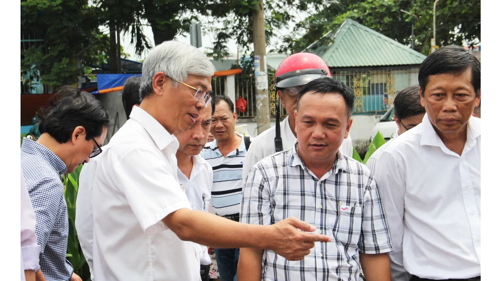 Ông Võ Văn Hoan, Phó chủ tịch UBND TPHCM cùng nhiều lãnh đạo khác đã có mặt ở khu vực vỡ bờ kè khảo sát, chỉ đạo khắc phục sự cố, thăm hỏi người dân. Ảnh: CHÍ THẠCH