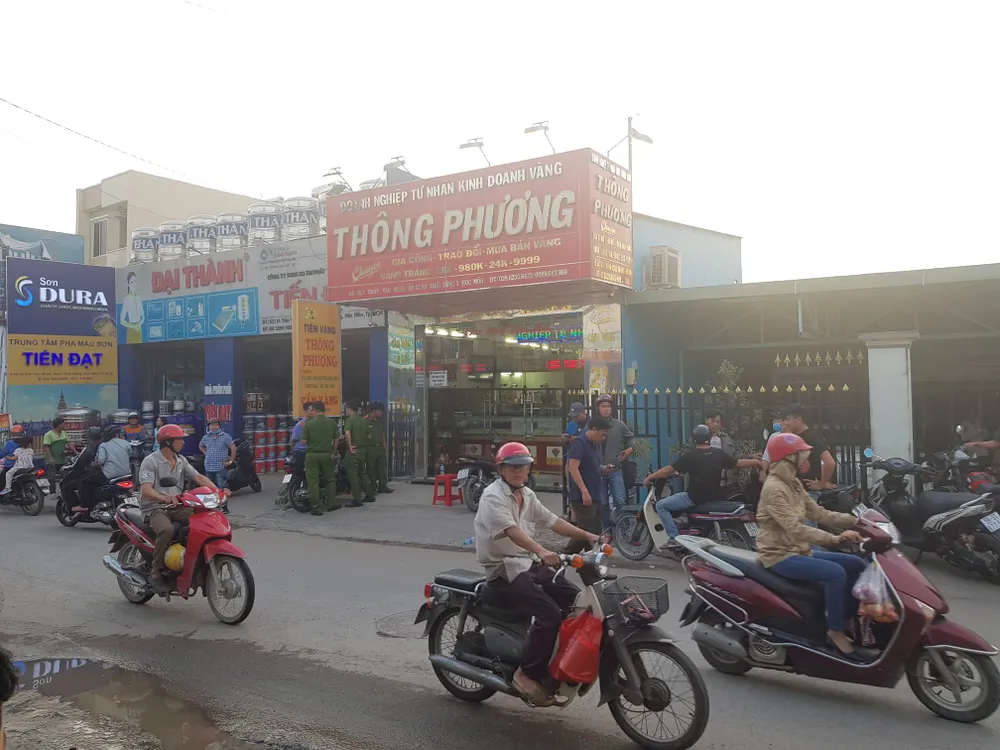 Nghi án 2 thanh niên nổ súng cướp tiệm vàng táo tợn ở huyện Hóc Môn ảnh 1