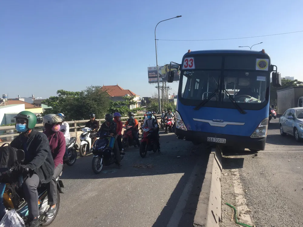 Xe buýt “trèo” lên dải phân cách, nhiều hành khách hoảng loạn ảnh 1 Xe buýt “trèo” lên dải phân cách, nhiều hành khách hoảng loạn ảnh 1
