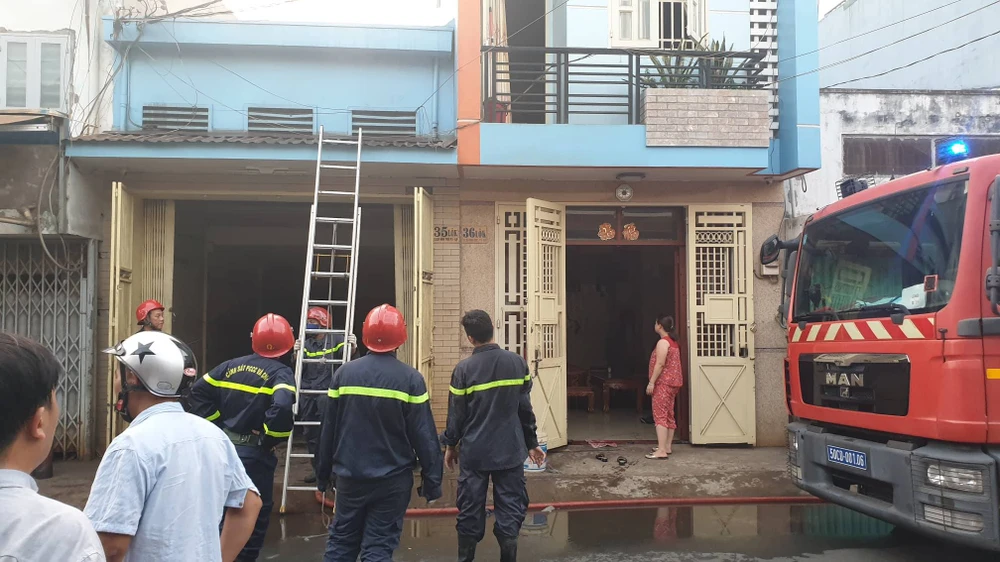 Cháy nhà vắng chủ ở quận 8, nhiều tài sản bị thiêu rụi ảnh 1 Cháy nhà vắng chủ ở quận 8, nhiều tài sản bị thiêu rụi ảnh 1