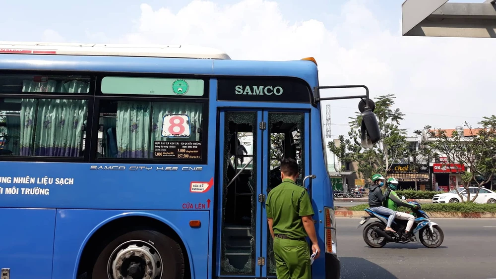 Công an khám nghiệm hiện trường. Ảnh: CHÍ THẠCH 