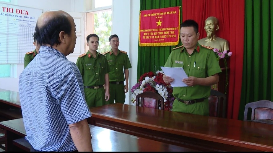 Công an đọc quyết định khởi tố khởi tố bị can, lệnh bắt giam với nguyên Tổng giám đốc Công ty CP Du lịch tỉnh Bà Rịa – Vũng Tàu. Ảnh: C.T.V.