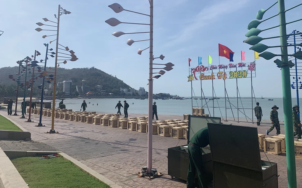 1.200 giàn pháo hoa chờ bắn dịp giao thừa tại Bà Rịa - Vũng Tàu ảnh 2 1.200 giàn pháo hoa chờ bắn dịp giao thừa tại Bà Rịa - Vũng Tàu ảnh 2