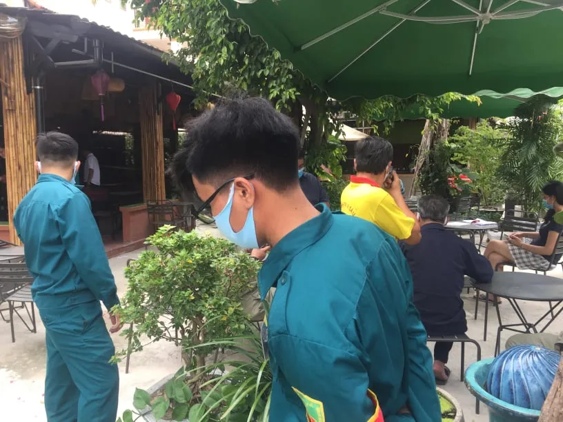 Đối tượng nổ súng trong quán cà phê khiến 1 người bị thương ra đầu thú ảnh 2 Đối tượng nổ súng trong quán cà phê khiến 1 người bị thương ra đầu thú ảnh 2