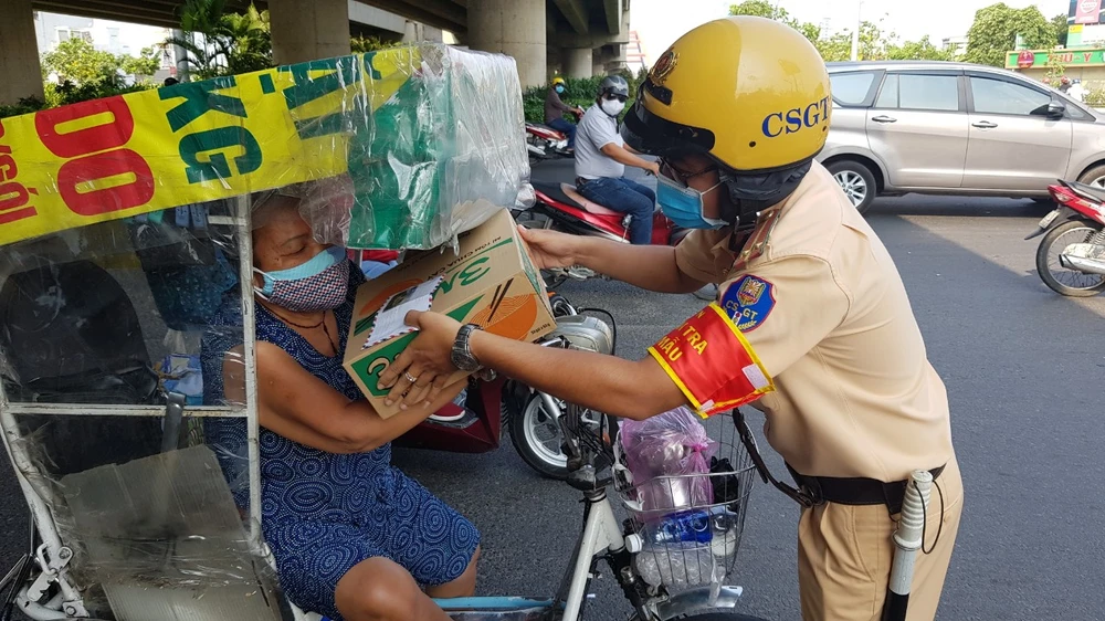 Lực lượng CSGT TPHCM đã tặng nhiều phần quà thiết thực hỗ trợ người dân có hoàn cảnh khó khăn. Ảnh: CA cung cấp