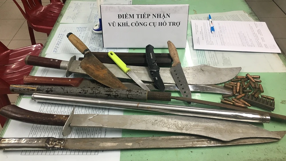 Người dân giao nộp súng đạn cùng nhiều hung khí được tặng gạo và nhu yếu phẩm ảnh 2 Người dân giao nộp súng đạn cùng nhiều hung khí được tặng gạo và nhu yếu phẩm ảnh 2