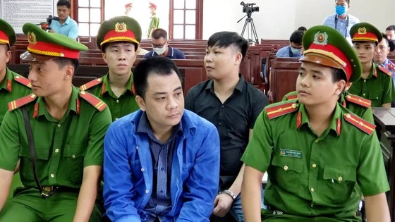 Giám đốc gọi điện giang hồ vây chặn xe công an ở Đồng Nai lãnh thêm 3 năm tù về tội trốn thuế ảnh 3 Giám đốc gọi điện giang hồ vây chặn xe công an ở Đồng Nai lãnh thêm 3 năm tù về tội trốn thuế ảnh 3