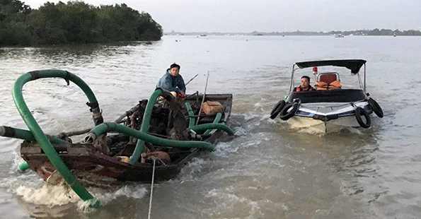 Phương tiện khai thác cát bị lực lượng chức năng thu giữ. Ảnh: CA