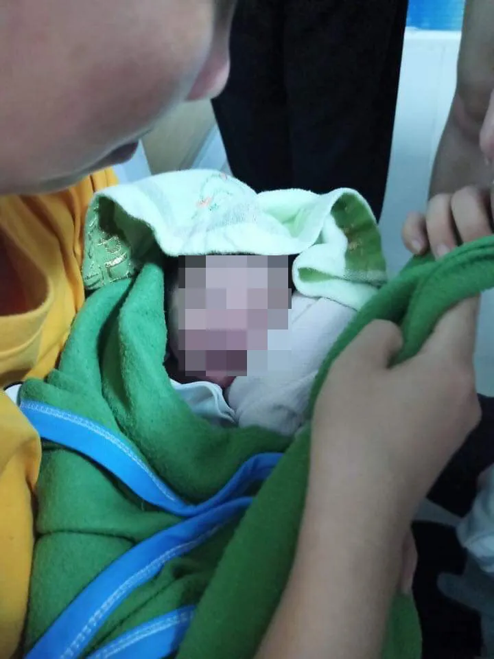 Bé trai sơ sinh còn nguyên dây rốn bị bỏ rơi trên ghế đá ảnh 1