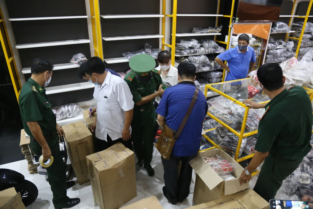 Cận cảnh kho “hàng hiệu” nhập từ... chợ Đồng Xuân, chợ Lớn, chợ An Đông ảnh 1 Cận cảnh kho “hàng hiệu” nhập từ... chợ Đồng Xuân, chợ Lớn, chợ An Đông ảnh 1