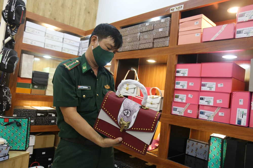 Cận cảnh kho “hàng hiệu” nhập từ... chợ Đồng Xuân, chợ Lớn, chợ An Đông ảnh 4 Cận cảnh kho “hàng hiệu” nhập từ... chợ Đồng Xuân, chợ Lớn, chợ An Đông ảnh 4