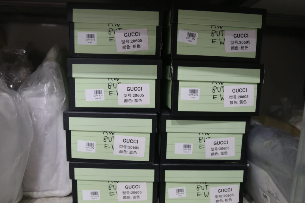 Cận cảnh kho “hàng hiệu” nhập từ... chợ Đồng Xuân, chợ Lớn, chợ An Đông ảnh 8 Cận cảnh kho “hàng hiệu” nhập từ... chợ Đồng Xuân, chợ Lớn, chợ An Đông ảnh 8