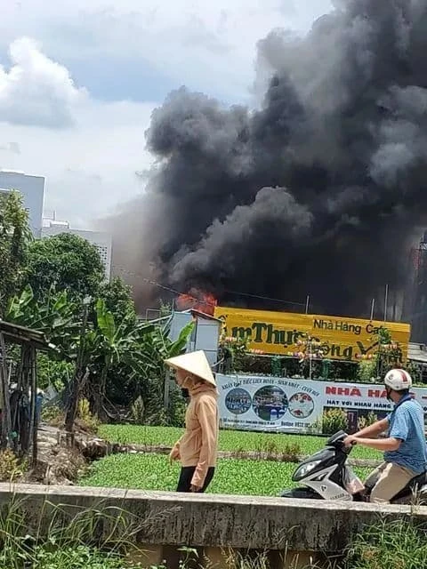 Ngọn lửa bùng cháy dữ dội 