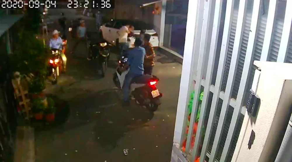 Nhóm “giang hồ” dùng hung khí xông vào nhà dân đánh người ảnh 2 Nhóm “giang hồ” dùng hung khí xông vào nhà dân đánh người ảnh 2