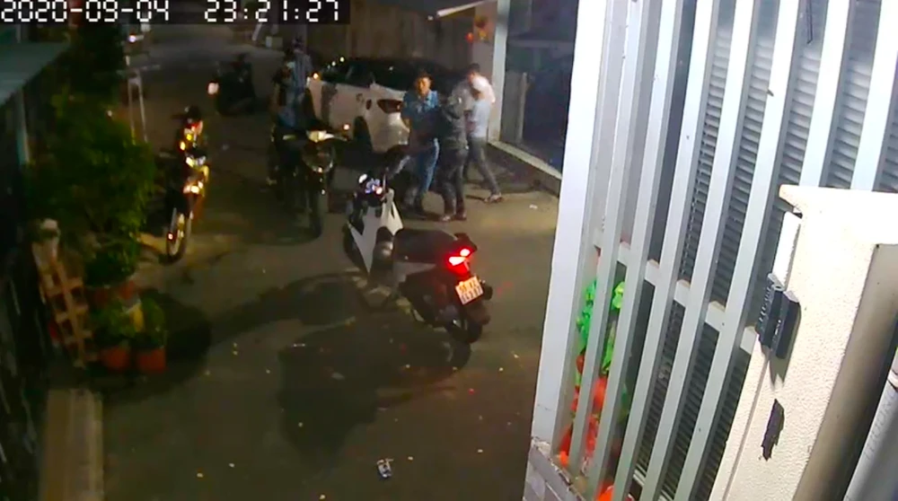Nhóm “giang hồ” dùng hung khí xông vào nhà dân đánh người ảnh 1 Nhóm “giang hồ” dùng hung khí xông vào nhà dân đánh người ảnh 1