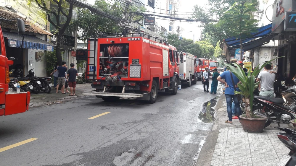 Giải cứu 2 người mắc kẹt trong đám cháy ở công ty tại quận Tân Bình ảnh 4 Giải cứu 2 người mắc kẹt trong đám cháy ở công ty tại quận Tân Bình ảnh 4