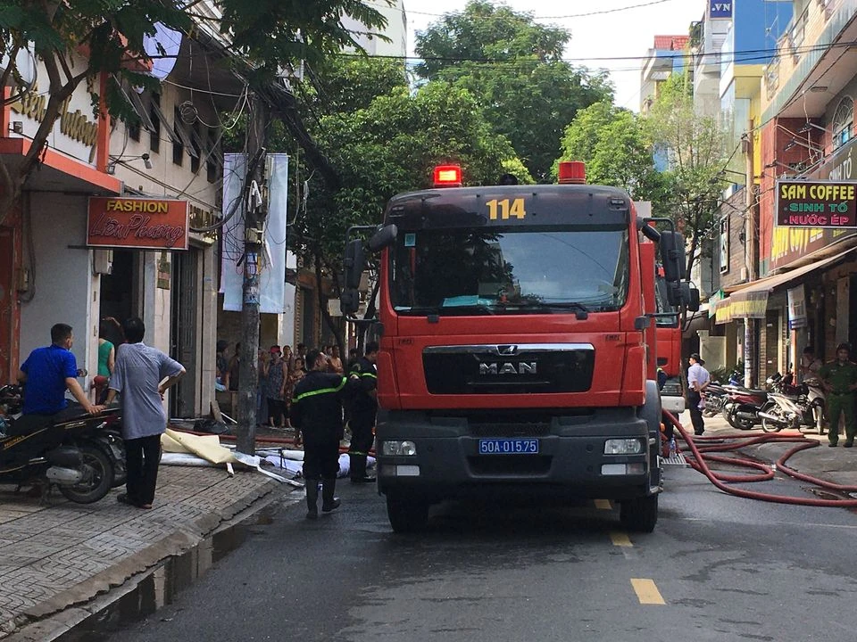 Giải cứu 2 người mắc kẹt trong đám cháy ở công ty tại quận Tân Bình ảnh 3 Giải cứu 2 người mắc kẹt trong đám cháy ở công ty tại quận Tân Bình ảnh 3