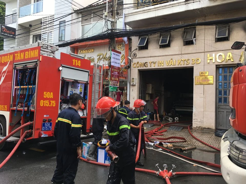 Giải cứu 2 người mắc kẹt trong đám cháy ở công ty tại quận Tân Bình ảnh 1 Giải cứu 2 người mắc kẹt trong đám cháy ở công ty tại quận Tân Bình ảnh 1
