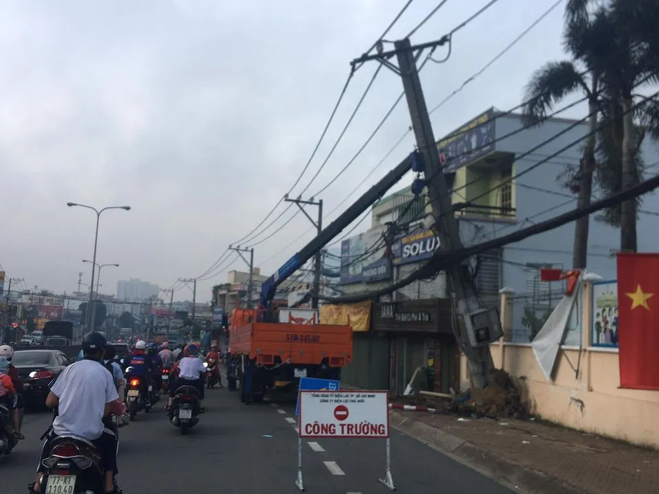 Kẻ trộm lái xe 4 chỗ tông gãy cột điện, hàng trăm nhà dân bị ảnh hưởng ảnh 3 Kẻ trộm lái xe 4 chỗ tông gãy cột điện, hàng trăm nhà dân bị ảnh hưởng ảnh 3