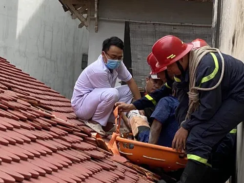 Cứu người đàn ông gặp nạn trên mái nhà ảnh 1 Cứu người đàn ông gặp nạn trên mái nhà ảnh 1