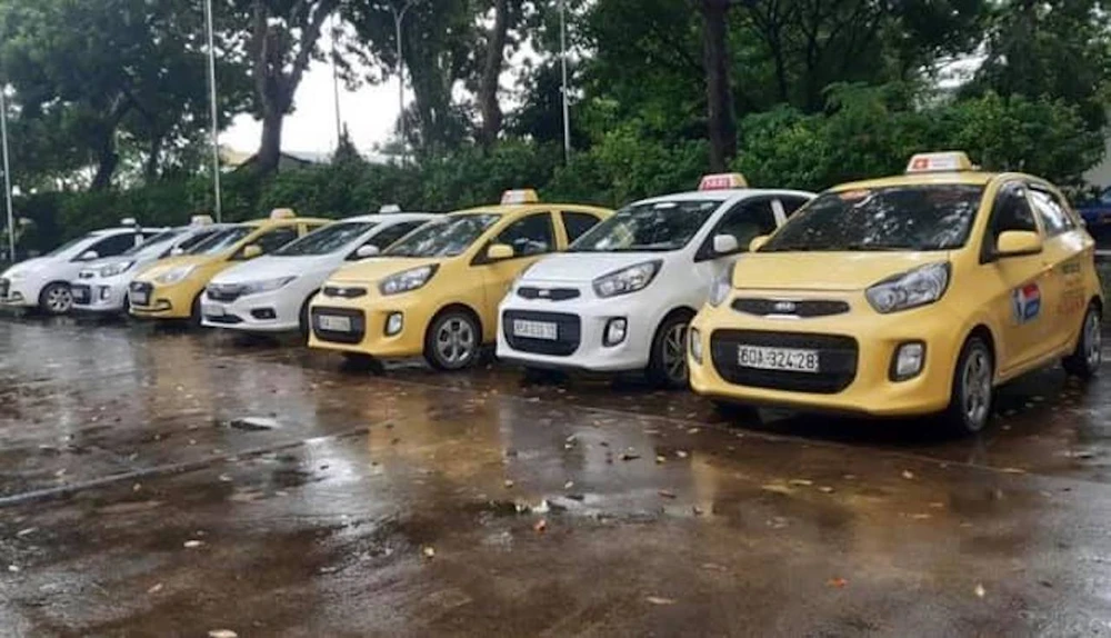 7 xe taxi bị công an tạm giữ