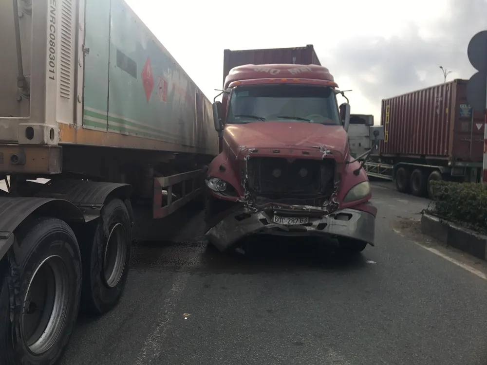 Xe container tông nhiều phương tiện đang chờ đèn đỏ ảnh 2