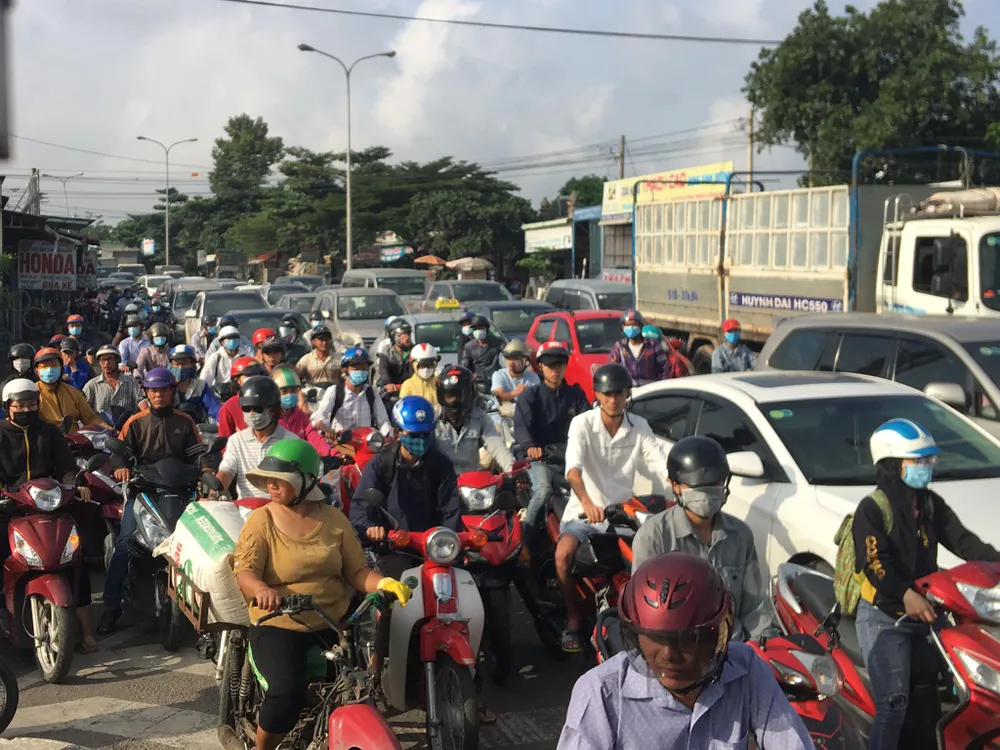 Xe container tông nhiều phương tiện đang chờ đèn đỏ ảnh 4