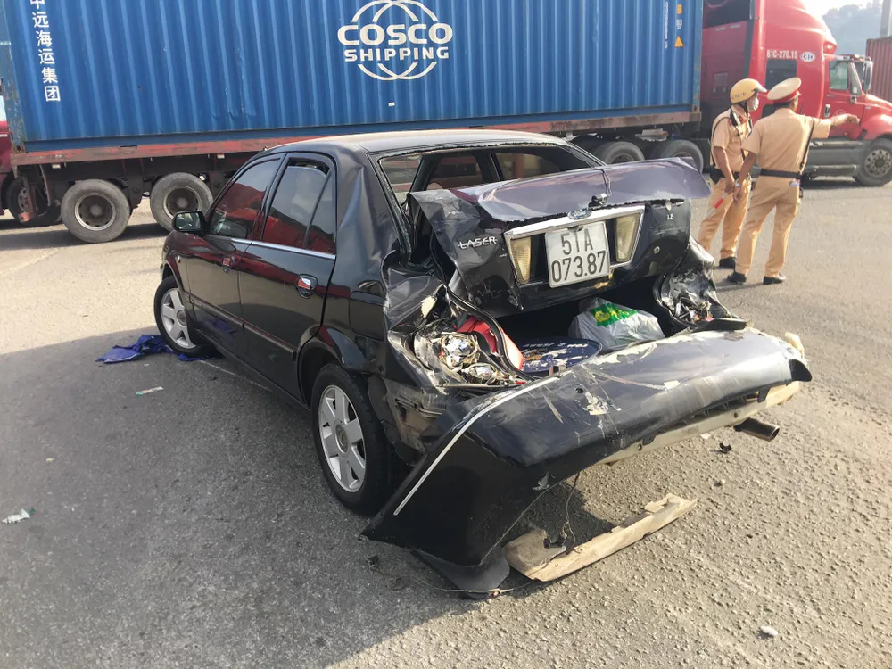 Xe container tông nhiều phương tiện đang chờ đèn đỏ ảnh 5