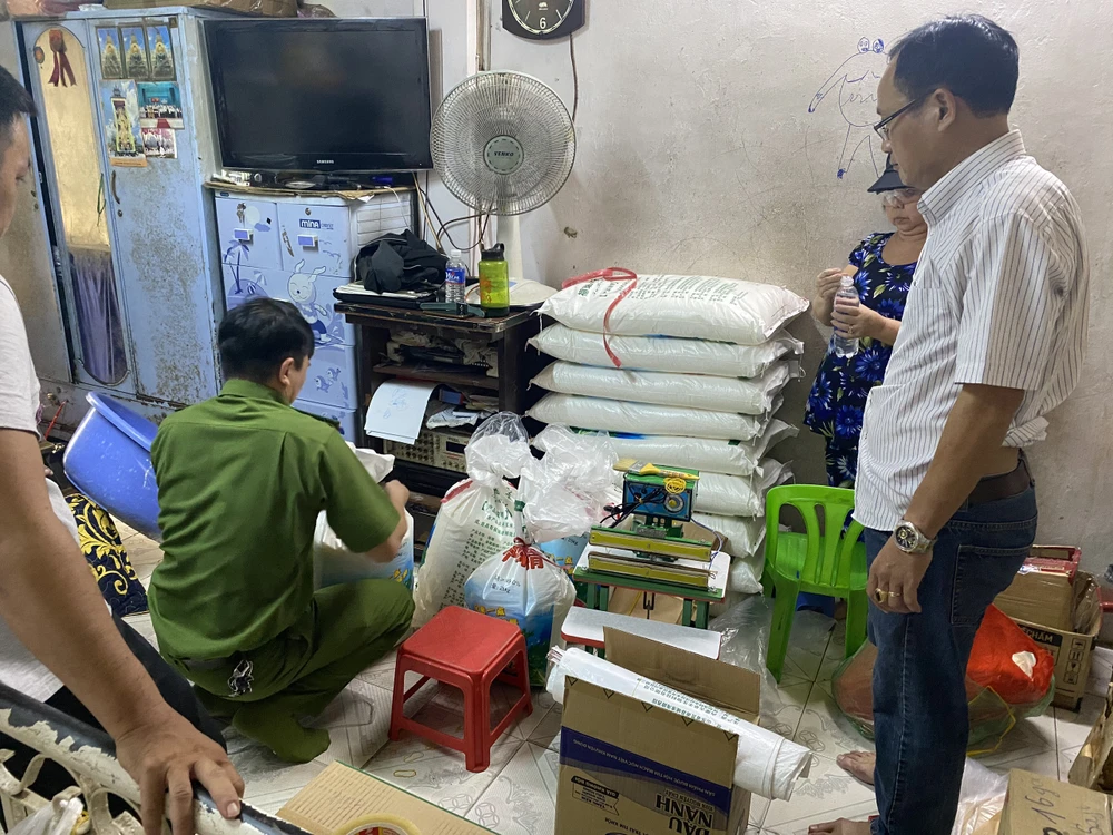 Phát hiện “xưởng” sản xuất bột ngọt giả nhãn hiệu nổi tiếng ở quận 8 ảnh 3 Phát hiện “xưởng” sản xuất bột ngọt giả nhãn hiệu nổi tiếng ở quận 8 ảnh 3