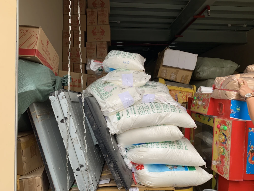 Phát hiện “xưởng” sản xuất bột ngọt giả nhãn hiệu nổi tiếng ở quận 8 ảnh 9 Phát hiện “xưởng” sản xuất bột ngọt giả nhãn hiệu nổi tiếng ở quận 8 ảnh 9