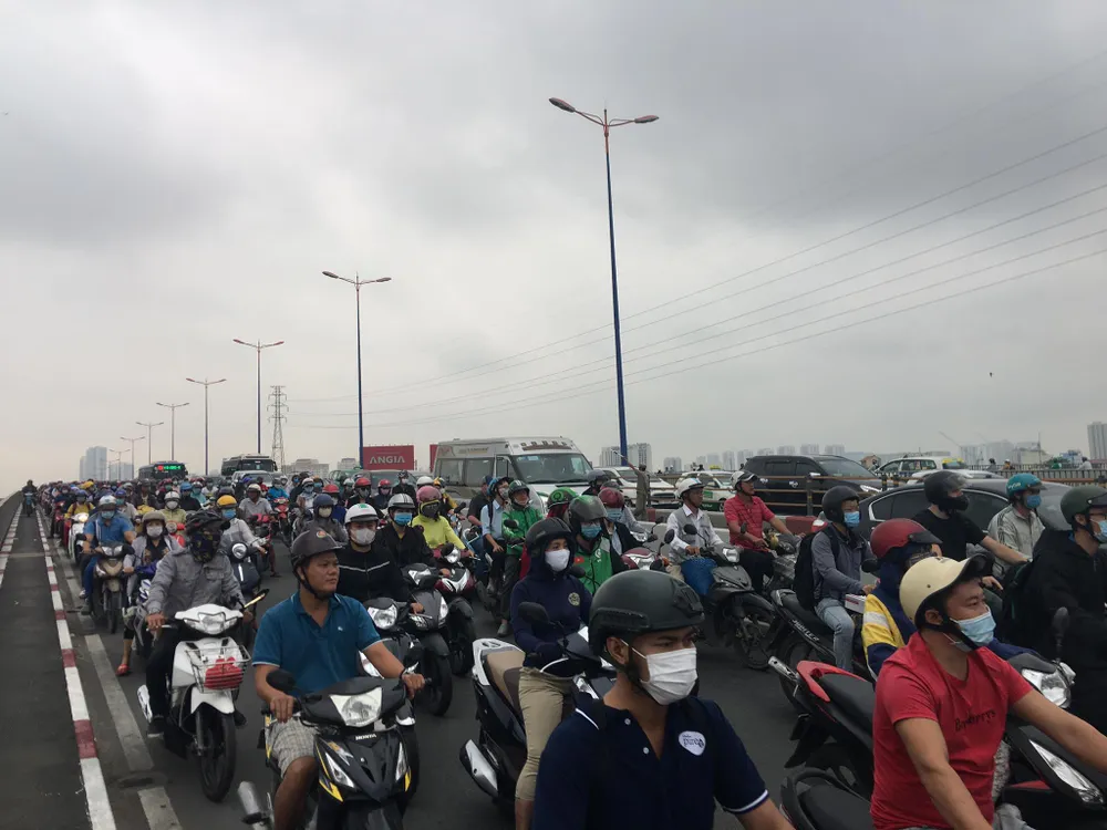Xe khách leo lên dải phân cách trên cầu Sài Gòn, giao thông tê liệt nhiều giờ ảnh 4 Xe khách leo lên dải phân cách trên cầu Sài Gòn, giao thông tê liệt nhiều giờ ảnh 4