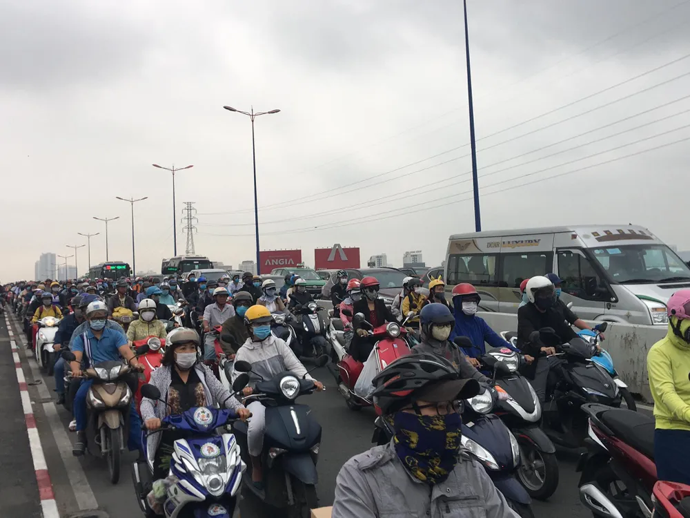 Xe khách leo lên dải phân cách trên cầu Sài Gòn, giao thông tê liệt nhiều giờ ảnh 3 Xe khách leo lên dải phân cách trên cầu Sài Gòn, giao thông tê liệt nhiều giờ ảnh 3