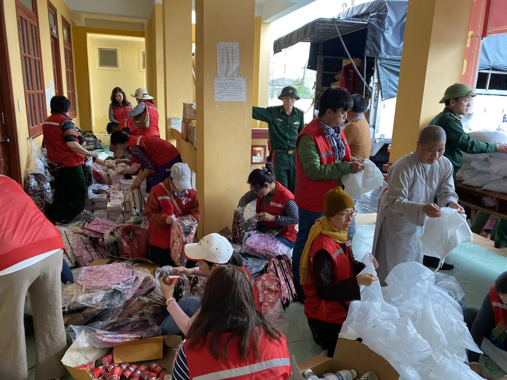 Trao 1.800 phần quà cho đồng bào vùng lũ 2 tỉnh Quảng Bình, Quảng Trị ảnh 2