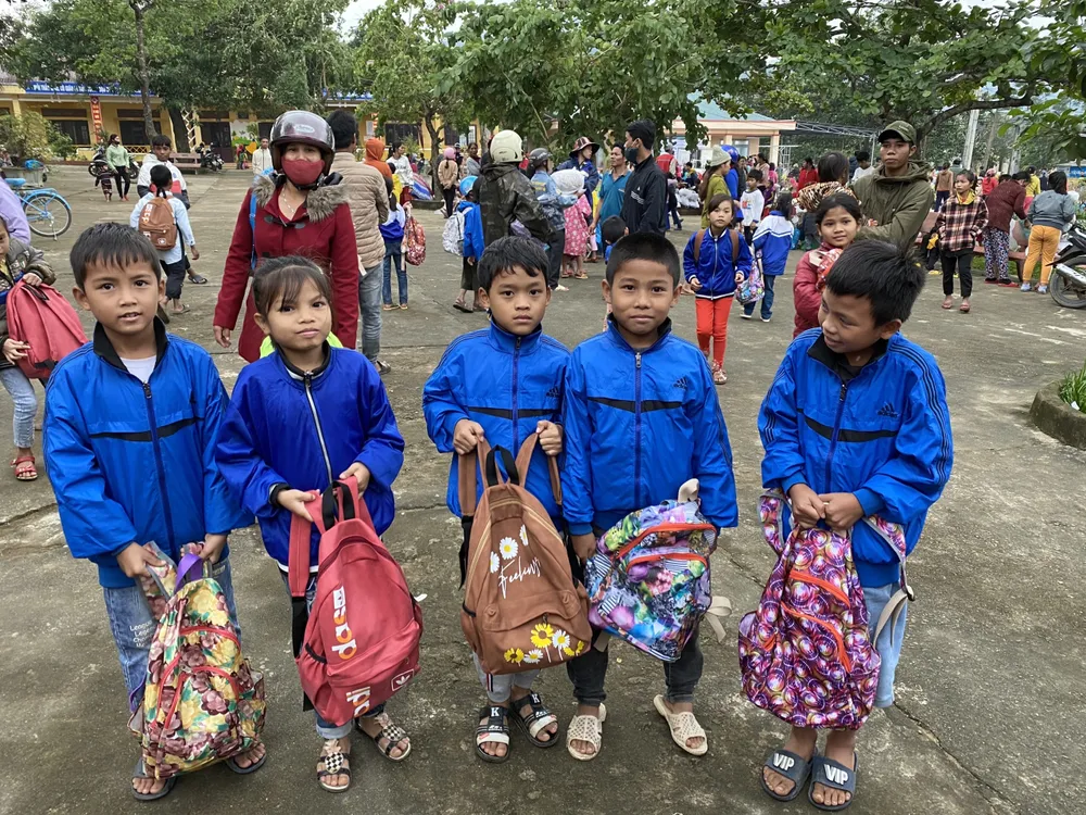 Trao 1.800 phần quà cho đồng bào vùng lũ 2 tỉnh Quảng Bình, Quảng Trị ảnh 3