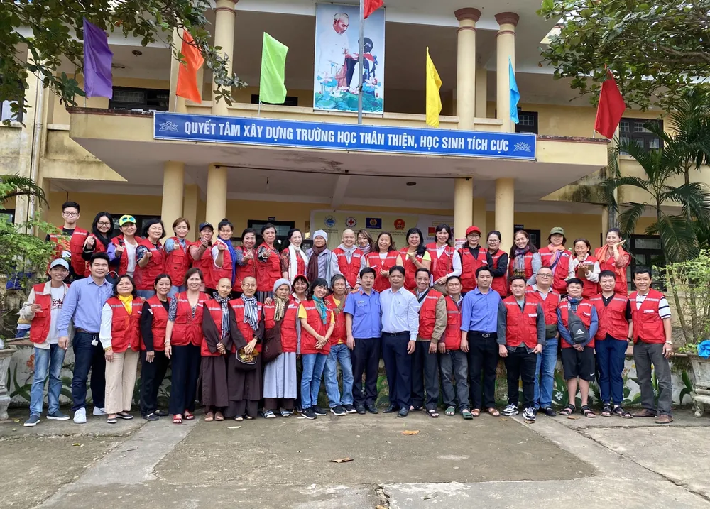 Trao 1.800 phần quà cho đồng bào vùng lũ 2 tỉnh Quảng Bình, Quảng Trị ảnh 1