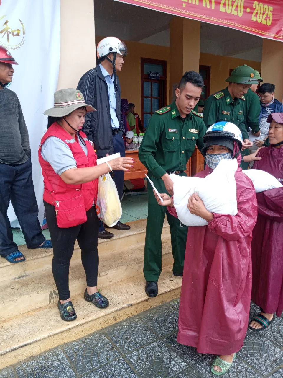 Trao 1.800 phần quà cho đồng bào vùng lũ 2 tỉnh Quảng Bình, Quảng Trị ảnh 4