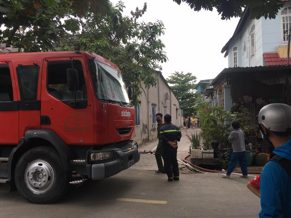 Lực lượng chức năng phong toả con hẻm. Ảnh: CHÂU TRỊNH 