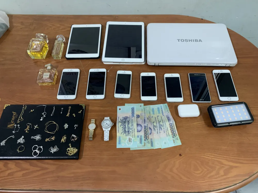 Công an TP Thủ Đức bắt đối tượng vào nhà dùng dao khống chế người phụ nữ nước ngoài cướp tài sản ảnh 3 Công an TP Thủ Đức bắt đối tượng vào nhà dùng dao khống chế người phụ nữ nước ngoài cướp tài sản ảnh 3