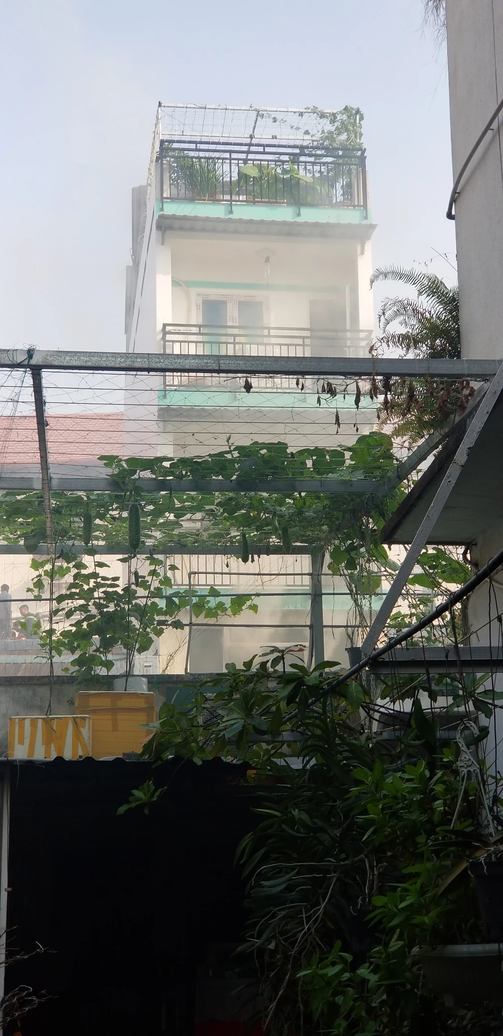 Giải cứu cháu bé bị mắc kẹt ở tầng 2 căn nhà bị cháy ảnh 1 Giải cứu cháu bé bị mắc kẹt ở tầng 2 căn nhà bị cháy ảnh 1