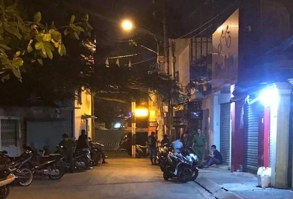 Công an phong tỏa, khám nghiệm 1 vụ án mạng trước đó. Ảnh: CHÍ THẠCH 