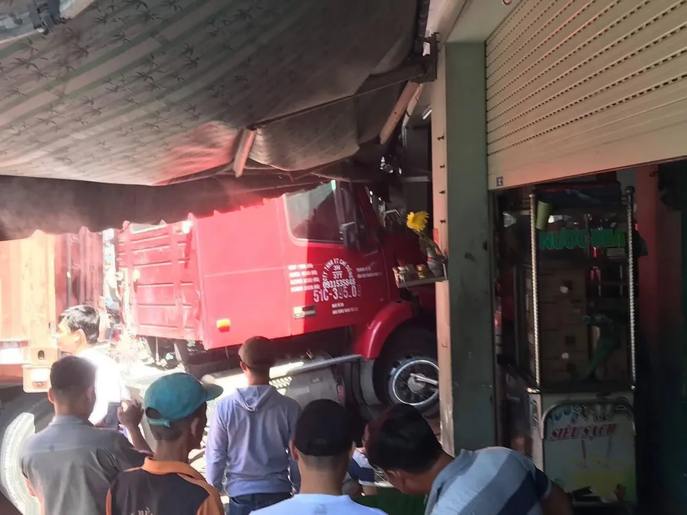 Xe container lao vào nhà dân ở quận 7, 1 người tử vong ảnh 1 Xe container lao vào nhà dân ở quận 7, 1 người tử vong ảnh 1