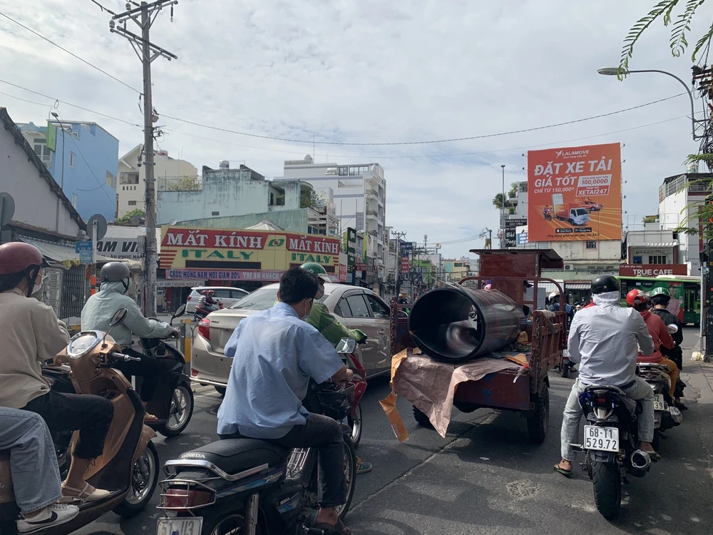 CSGT kiểm tra xử lý xe cũ nát, xe tự chế trên địa bàn. Ảnh: CHÍ THẠCH 