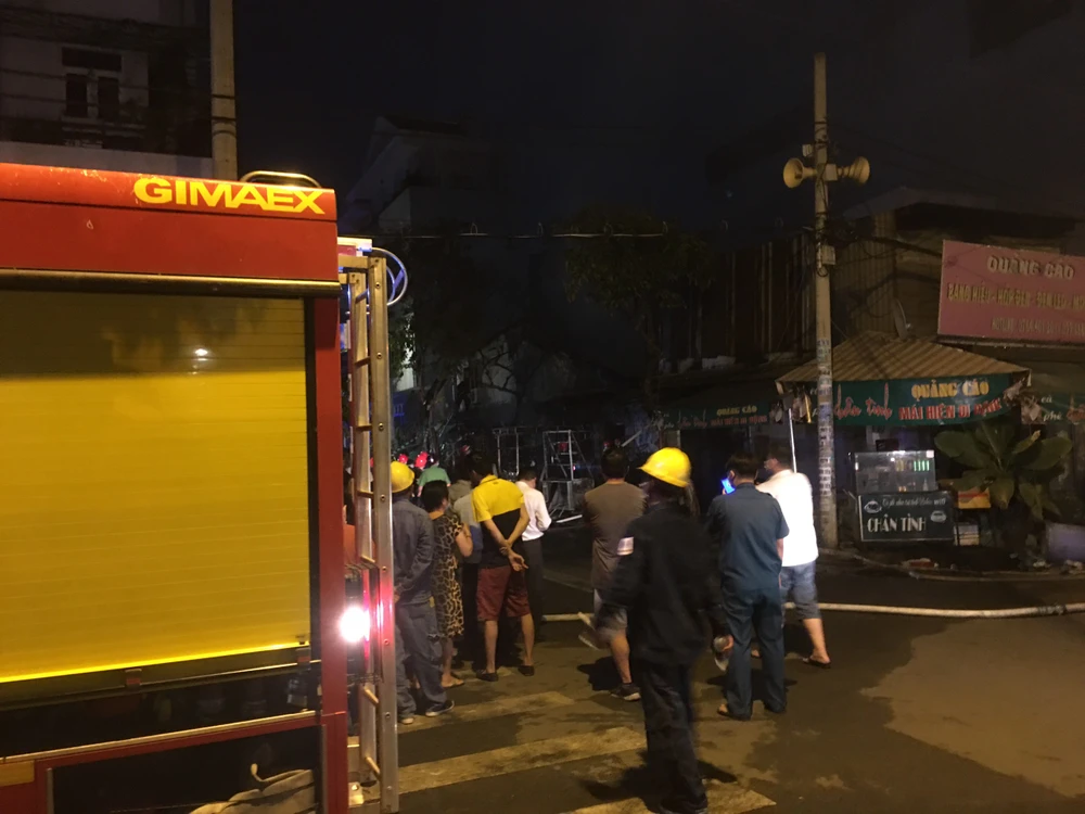 Cháy nhà dân ở quận 7, nhiều người hoảng sợ ảnh 1 Cháy nhà dân ở quận 7, nhiều người hoảng sợ ảnh 1