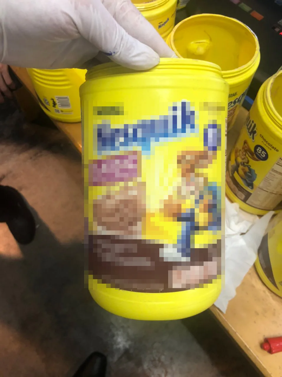 Gần 6kg nghi là ma tuý giấu trong quà tặng ảnh 1