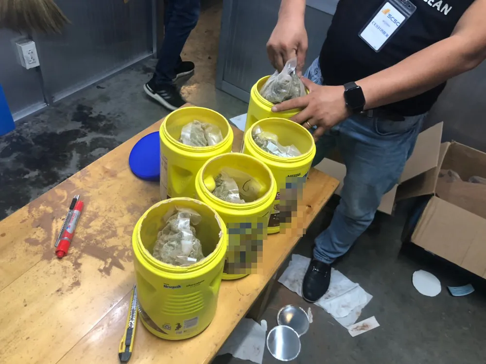 Gần 6kg nghi là ma tuý giấu trong quà tặng ảnh 3