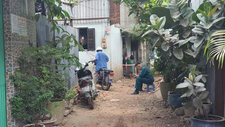Công an phong toả khám nghiệm hiện trường. Ảnh: C.T