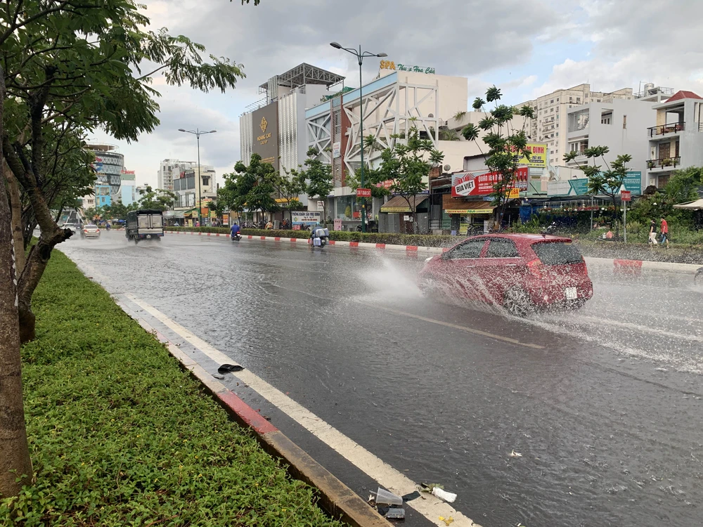 Mưa lớn kèm theo dông ở TPHCM ảnh 2 Mưa lớn kèm theo dông ở TPHCM ảnh 2