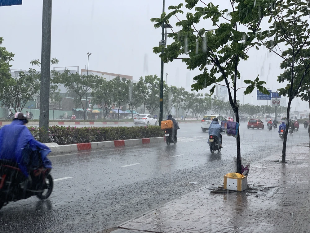 Mưa lớn kèm theo dông ở TPHCM ảnh 3 Mưa lớn kèm theo dông ở TPHCM ảnh 3