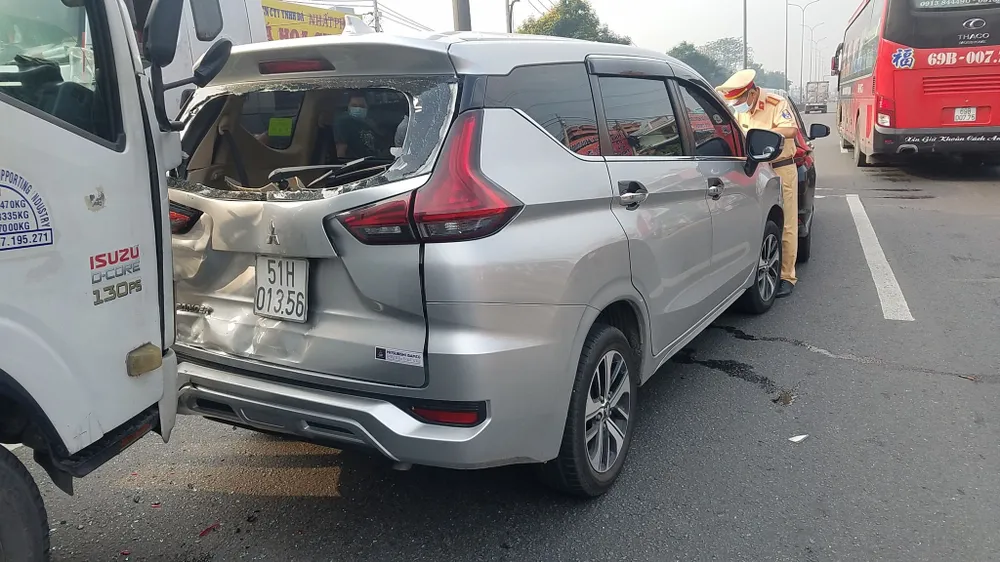Va chạm giao thông liên hoàn 5 xe làm ùn ứ kéo dài ở quận Bình Tân ảnh 1 Va chạm giao thông liên hoàn 5 xe làm ùn ứ kéo dài ở quận Bình Tân ảnh 1
